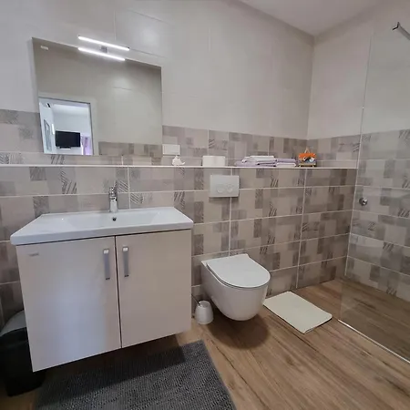 Debelic Suha Punta Apartman Rab Town